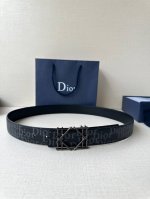 Dior 宽度3.5Cm 这款不锈钢金属腰带扣、是季节男装系列新品，展现 Dior 经典的藤格纹图案。可与各式35毫米腰带搭配，彰显经典风格。