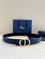 宽度3.5Cm 这款白金色饰面黄铜腰带扣采用“Cd”标志点缀，镌刻有 Dior Oblique 图案，经典元素呈现本季全新风采。设计精巧，可与各式 35 毫米腰