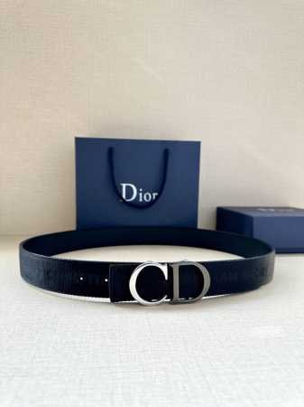 宽度3.5Cm Dior 这款腰带扣采用“Cd”标志造型，以不锈钢金属覆层精心打造。可与各式 35 毫米腰带搭配，提升格调，打造优雅精致的造型。 - 点击图像关闭