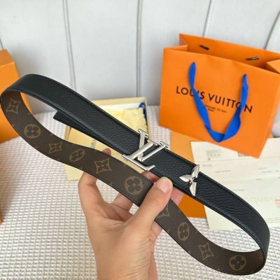 特 片裝1 寬：30Mm 驢家秋季最新品 特別限定女士腰帶 寬度3Cm 雙面可用 最新定制面料，進口小牛荔枝纹皮底，搭配精緻雙層掛扣和三葉草包頭五金。双面用