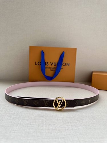 2.0宽 本款 Lv Iconic 双面腰带新款 搭配标志性 Iconic 搭扣，无论展现 Monogram Reverse 帆布或素雅牛皮革，均可为挚爱造型注