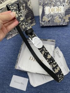 特 这款 2.0Cm。 Montaigne 腰带从同名手袋汲取灵感，可翻面使用，以双面设计重新诠释经典。采用光滑牛皮革精心制作，一面为胭脂粉色，另一面为黑色，搭