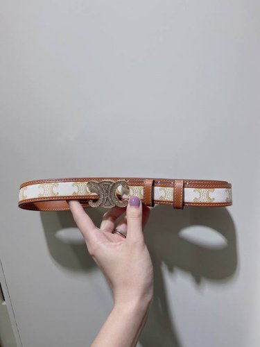 特 Celine 23 中号Triomphe Taurillon皮革腰带 青铜色 Taurillon.中腰，金色饰面金属件、亮面牛皮腰带 咖啡色！Triomph