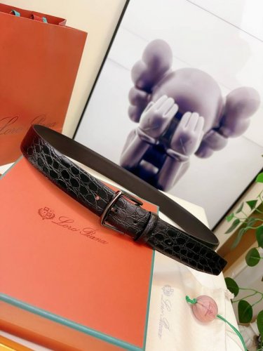 Loro Piana诺悠翩雅腰带以牛皮制成，具有丝滑柔软的哑光效果。搭配精致装束的理想之选。Loro Piana 标识的镀钯饰面金属方扣，3.5㎝宽