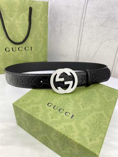 宽度4.0 Gucci互扣式双g带钢扣腰带，采用光滑原版小牛皮热压印技术的gucci Signature皮革精制而成，触感厚实，印花图案清晰分明。