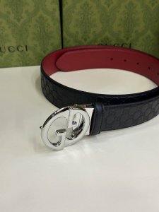Gucc 1 最新配色 宽度3.7Cm 可以双面使用 旋转五金即可替用腰带颜色 双面进口牛皮 手感极致完美 走线工整 可自行裁剪 实体必选单品