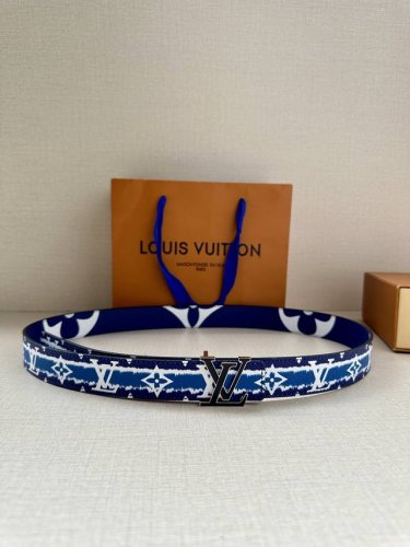 本款3.0宽 Lv Iconic 双面腰带将两式经典融于一处。Monogram 印花瞩目放大，与焕新 Monogram Giant 系列相得益彰；Monogra