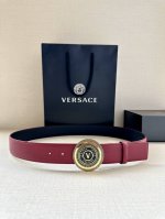 特 宽度3.8Cm Versace Jeans Couture 牛皮革V-Emblem板扣式皮带、饰有La Greca彰显个性设计。该铆钉腰带饰有La Grec