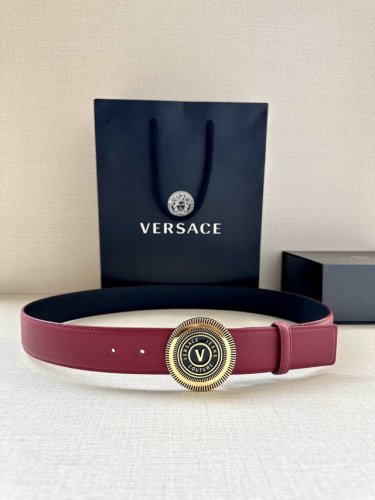 特 宽度3.8Cm Versace Jeans Couture 牛皮革V-Emblem板扣式皮带、饰有La Greca彰显个性设计。该铆钉腰带饰有La Grec