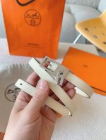 爱马仕 Hermes 针扣序列官网同步。Swift和Epsom小牛皮双面皮腰带，搭配金属皮带扣。 Lucky腰带配有标志性挂锁，挂锁在皮带扣下方优雅摆动，打造出