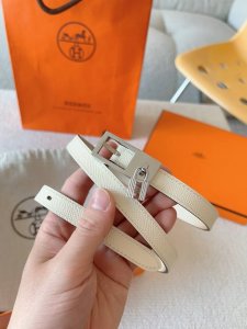 爱马仕 Hermes 针扣序列官网同步。Swift和Epsom小牛皮双面皮腰带，搭配金属皮带扣。 Lucky腰带配有标志性挂锁，挂锁在皮带扣下方优雅摆动，打造出