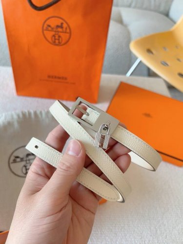 爱马仕 Hermes 针扣序列官网同步。Swift和Epsom小牛皮双面皮腰带，搭配金属皮带扣。 Lucky腰带配有标志性挂锁，挂锁在皮带扣下方优雅摆动，打造出