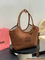 大号 又是被Miumiu 征服的一天 麂皮绒Tote托特 近期的好物推荐，最近超爱这个包包，托特包真的超能 装，出门拍摄能装好多小东西，随意慵懒的赶脚很戳我 尺