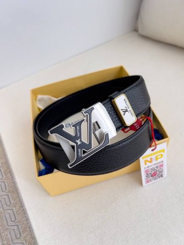 品名：Lv..路易..威登 腰带原单自动带 皮带 型号：自动扣，纯钢材质自动扣，头层牛皮自动带身，实物拍摄材料：百分百头层牛皮，保证真皮。24K纯钢扣，永不掉色