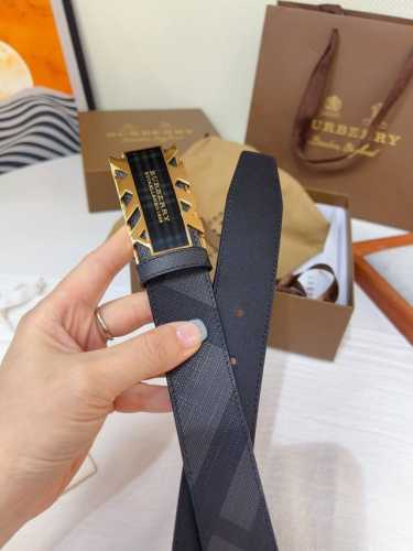 新款 Burberry 巴宝莉专柜同步上新 意大利制腰带 精选光滑皮革与粒纹皮革制成 饰牌搭扣装饰品牌专属标识图案 宽:3.5Cm 精致优雅