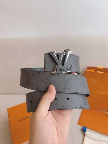 高端品質，實物拍攝 批￥ 配全套禮盒 ： Lv路易威登 原版品質 代工廠貨品 40Mm寬度 正品一體鑄造五金鋼扣，原廠皮料 雙面原廠定制面料，可雙面使用！區別市