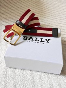 特 P200 Bally 巴利 男士休闲织布牛皮腰带 宽3.5Cm 这款Tamal 头层牛皮融入了永恒经典的红白条纹织布，且具有充满时尚感，助您打造百变造型。