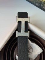 原单品质 随手实拍任何细节经得起检验，从材质到车线到油边到五金工艺，堪称完美，只有高品质才经得起如此随意无美颜无滤镜的真实展现，38Mm的宽度适合儒雅绅士的你。