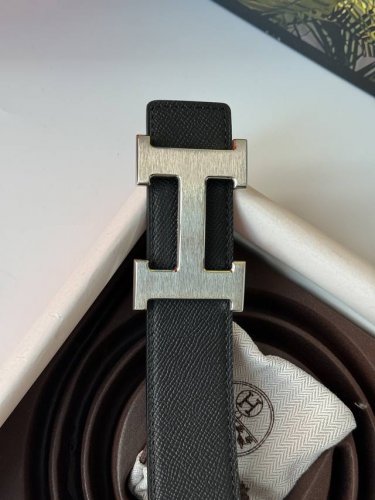 原单品质 随手实拍任何细节经得起检验，从材质到车线到油边到五金工艺，堪称完美，只有高品质才经得起如此随意无美颜无滤镜的真实展现，38Mm的宽度适合儒雅绅士的你。