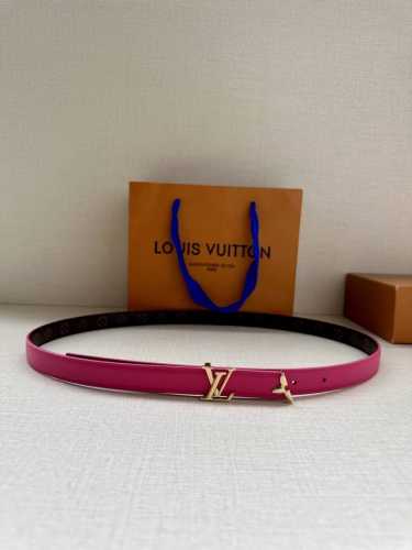 本款2.0宽 Pretty Lv 双面腰带凝聚路易威登的奇巧匠艺。由 Monogram 花卉取下的部分点缀末端，与 Lv 字母搭扣共同闪烁金属光泽，细腻皮革和