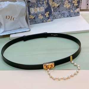 特 D Ior 24独家Montaigne Cd 腰带扣 内侧饰以 Christian Dior Paris 标志 链条搭配白色玻璃珠饰 后侧滑动设计可调节贴合