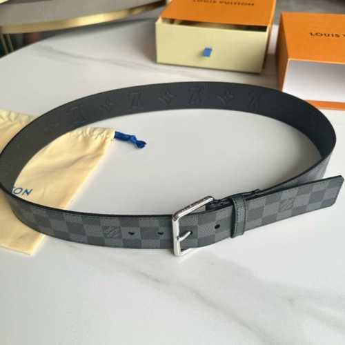 圖片包裝10 寬度：40Mm Lv Pyrmide Truck L Oeii雙面腰帶 原廠帆布黑格面料 搭配進口小牛皮壓有黑色格子紋 針扣式搭扣 低調百搭款！