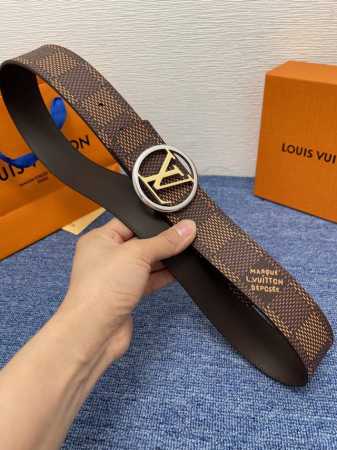 品牌Lv 4．0Cm 描述这款饰有Lv带扣的腰带配以水牛皮衬里，覆以Monogram 牛皮。展现细腻的品牌特质，是牛仔裤的理想配件 Lv字母带扣 Monogra - 点击图像关闭