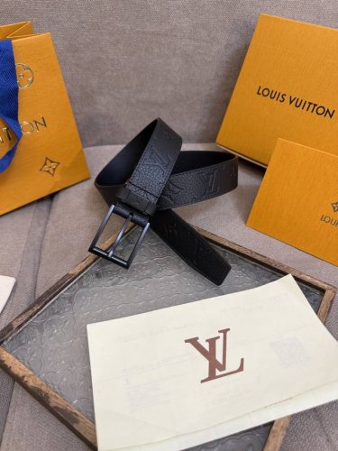 新款 Lv 腰带出自 2025新款进口头层牛皮荔枝压花，展现西部牛仔的灵感启发。双重缝线穿梭于皮革内外两侧，成就多种造型可能，宽度 3.5Cm 内置正品芯片防伪