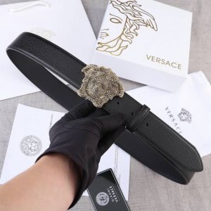 宽度3.0Cm。Versace 範思哲 滿天星鑲鑽扣系列。男士雙面頭層平紋面料，手感細膩，質感十足 獨特復古風格 時髦中帶著隨性和酷感.