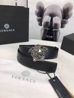 范思哲 此款皮革腰带饰有标志性的Versace美杜莎头像搭扣，彰显品牌格调。是一款精美的衣橱必备单品。4.0Cm宽