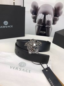 范思哲 此款皮革腰带饰有标志性的Versace美杜莎头像搭扣，彰显品牌格调。是一款精美的衣橱必备单品。4.0Cm宽