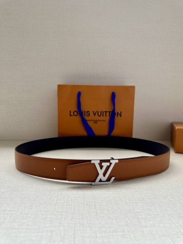 特 Lv Heritage 双面腰带，3.4 宽。精选粒面皮革与纳帕皮革，搭配抛光且菱形新款 Lv 搭扣，独具魅力。微弧形边缘与摩登形状末端，尽显细致匠心，无疑