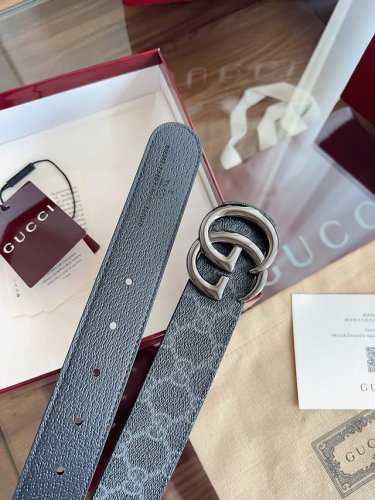 Gucci 标志性Gg图案继续为皮革配饰增色添彩，以现代风范演绎昔日经典。这款窄版腰带以Gg皮革制作，巧妙点缀调双G搭扣。 双G造型腰带扣 宽度：3.5厘米 意