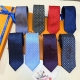 男士领带系列 L标识花纹领带 ，稀有Monogram Classic领带将经典路易威登风格与精细做工有机结合。斑点提花纹理背景衬映Monogram印花，设计细腻