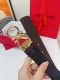 特 这款双面皮带时尚百搭，是不可或缺的男士配饰单品。一面选用锤纹牛皮，另一面选用精选天然粒纹牛皮，缀以金色饰面 Gancini扣饰增添点睛韵致，内侧饰以精美丝缎