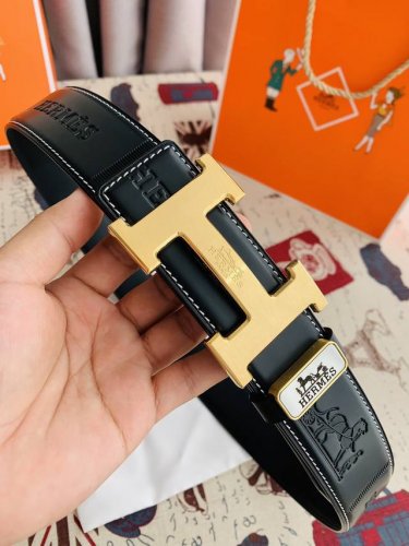 品名： 爱玛仕.Hermes原单 型号：挂扣，经典h拉丝纯钢质扣头，图片实物拍摄 材料：双面头层牛皮，挂扣系列，纯钢质扣头，钯镀电镀工艺五金永不掉色。带身可双面