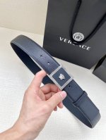 特 Versace 宽度3.8Cm 此款时尚的腰带采用粒面小牛皮革精制而成，饰有立体美杜莎搭扣。