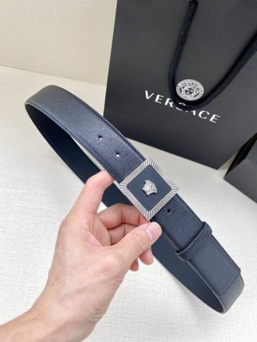 特 Versace 宽度3.8Cm 此款时尚的腰带采用粒面小牛皮革精制而成，饰有立体美杜莎搭扣。