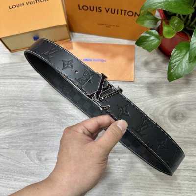 Lv.路易威登 宽40Mm双面原版小牛皮 搭配单钌钯电镀扣 完美的手感.油边 出众的设计.风格 高贵奢华 时尚大方 高清实拍 货真价实 品质保证 双面用