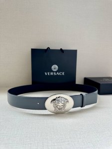 宽度：4.0Cm 范思哲 此款椭圆五金配件、腰带饰有标志性的versace美杜莎头像扣，彰显品牌格调。是一款精美的衣橱必备单品。