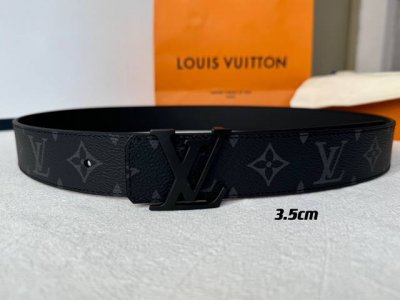 Lv微标双面腰带Monogram Eclipse 帆布正面 小牛皮反面 钌色五金挂扣 系在腰间干练简洁。即使用又让您懂得时尚风向标。型号是M8362 M0450
