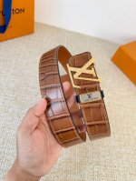 品名： Lv..路易..威登腰带皮带原单 型号：挂扣，经典纯钢材质挂扣，头层牛皮，图片实物拍摄 材料：头层牛皮，挂扣系列，纯钢材质扣头，钯镀电镀工艺永不掉色。原