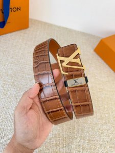 品名： Lv..路易..威登腰带皮带原单 型号：挂扣，经典纯钢材质挂扣，头层牛皮，图片实物拍摄 材料：头层牛皮，挂扣系列，纯钢材质扣头，钯镀电镀工艺永不掉色。原