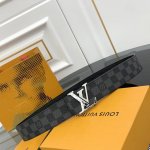 Lv Check 双面腰带以 Damier Infini 压纹皮革和深邃 Damier 帆布演绎两式风尚，再令 Marque L.Vuitton Déposée