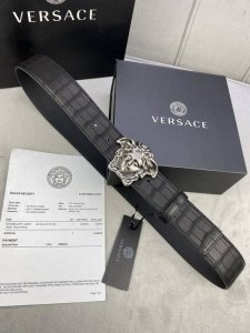 宽度4.0Cm Versace 范思哲 采用精挑细选进口牛皮，此款鹿皮腰带配有醒目的美杜莎头像搭扣，可为任何造型增添几分立体雅致效果。