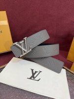 Lv Initiales Taurillon Monogram 40Mm 可翻转腰带散发出自信与内敛的气质。此款设计采用柔韧的Taurillon皮革制成，整体风