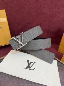 Lv Initiales Taurillon Monogram 40Mm 可翻转腰带散发出自信与内敛的气质。此款设计采用柔韧的Taurillon皮革制成，整体风