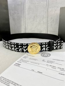 宽度4.0Cm Versace 范思哲 此款palazzo腰带采用牛皮革面料制作，并饰有le Pop Classique图案印花和标志性的美杜莎五金配件