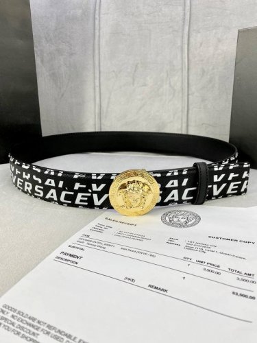 宽度4.0Cm Versace 范思哲 此款palazzo腰带采用牛皮革面料制作，并饰有le Pop Classique图案印花和标志性的美杜莎五金配件