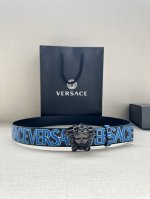 宽度3.8Cm Versace 此款印花底黑色腰带采用小牛皮制成，金色搭扣饰有品牌标志性的美杜莎头像！
